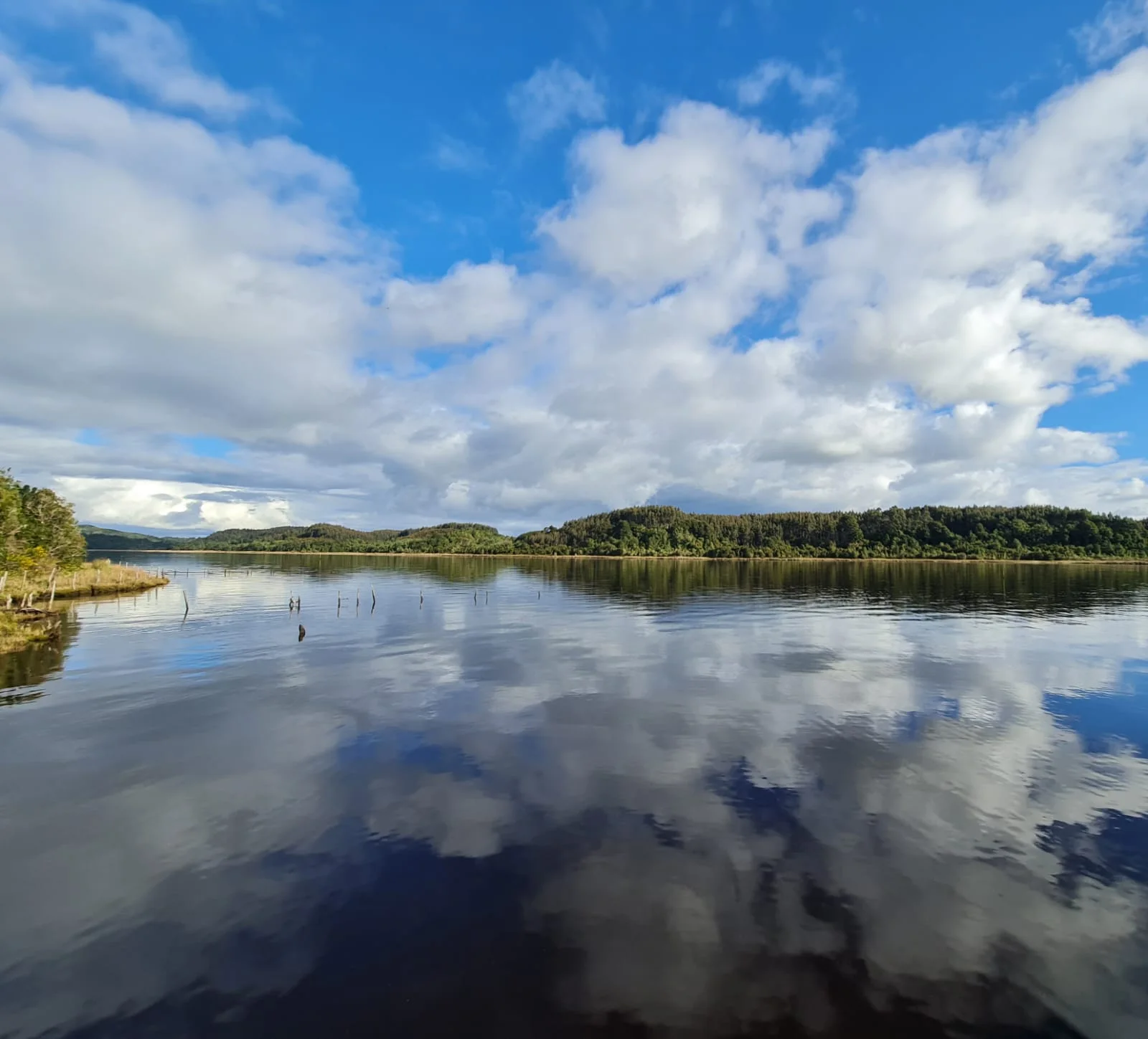 Reflejos del cielo sobre el agua en Paraíso Wilkeco