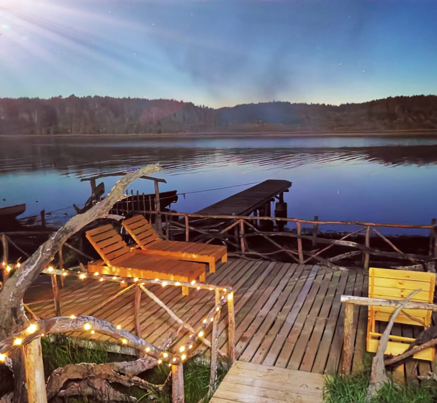Mirador iluminado junto al río en Paraíso Wilkeco