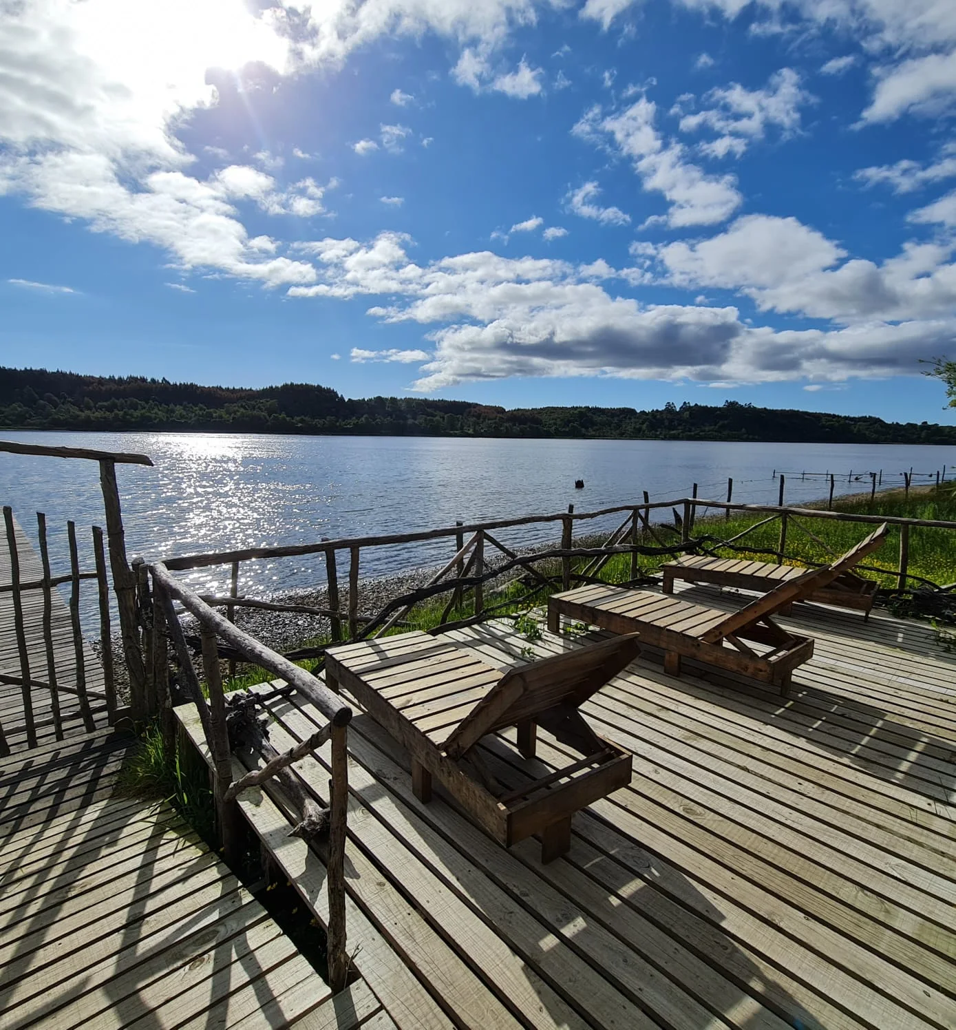 Mirador con reposeras frente al agua
