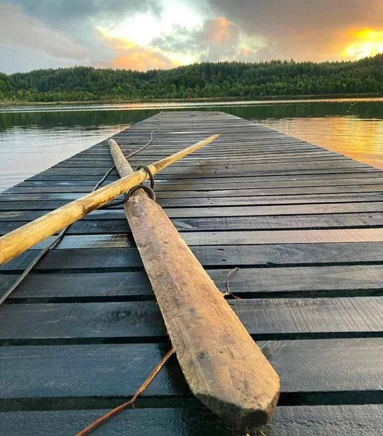 Muelle con remos al atardecer