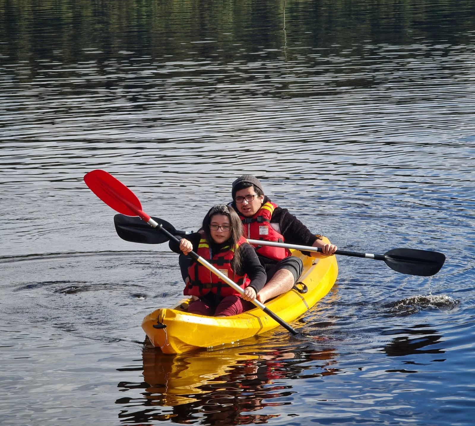 Huéspedes disfrutando kayak en el río de Paraíso Wilkeco