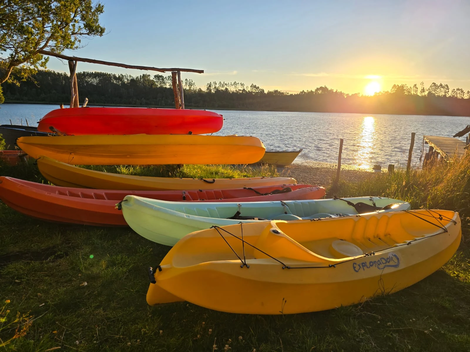 Kayaks junto al agua en Paraíso Wilkeco, Chiloé