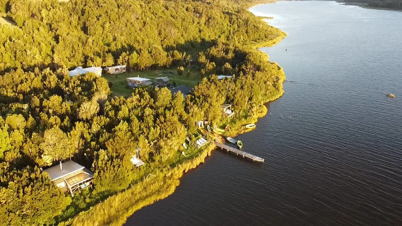 Vista aérea del entorno natural de Paraíso Wilkeco en Chiloé