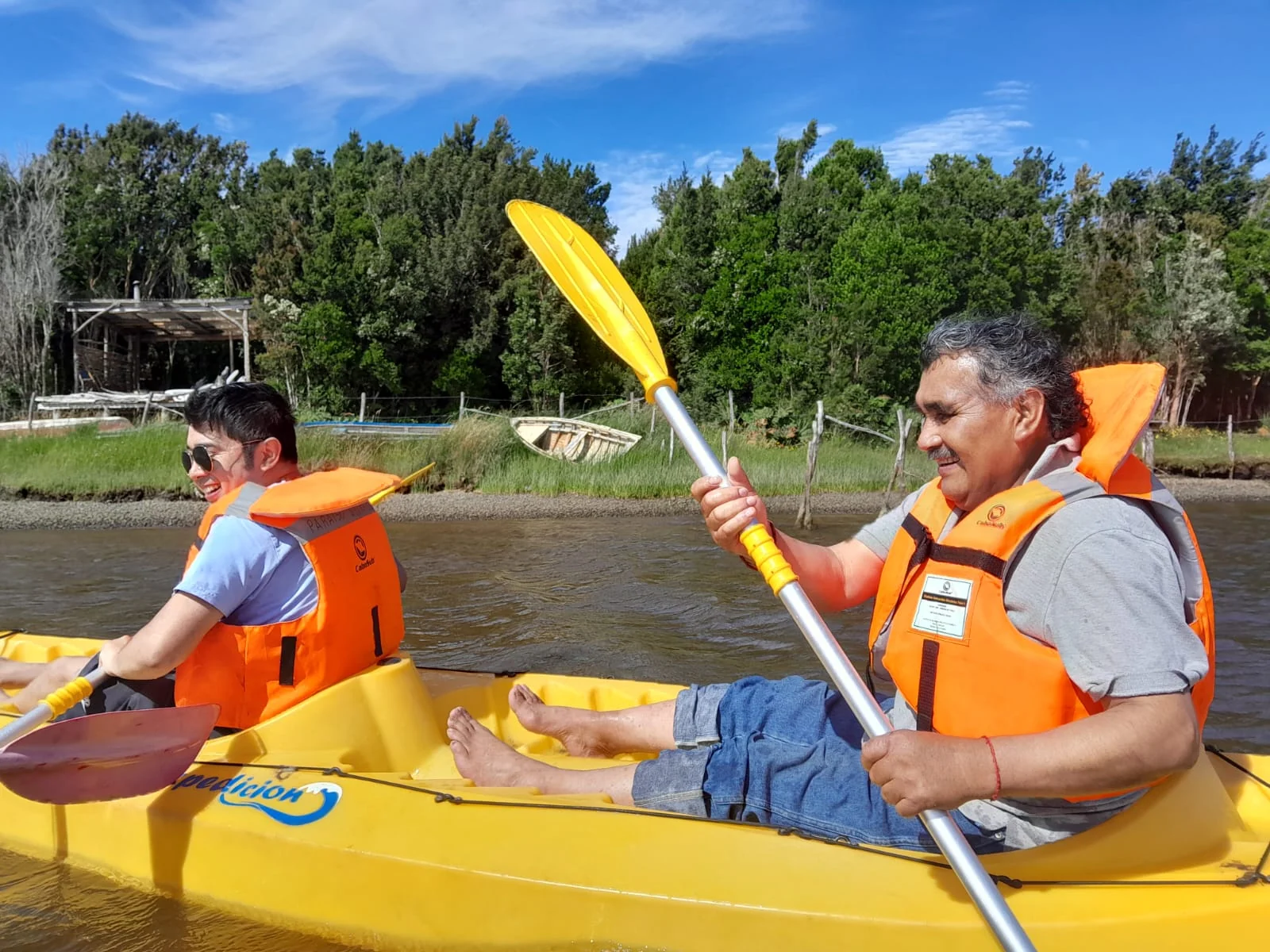 Kayak en el río durante una experiencia de turismo rural en Paraíso Wilkeco, Ancud