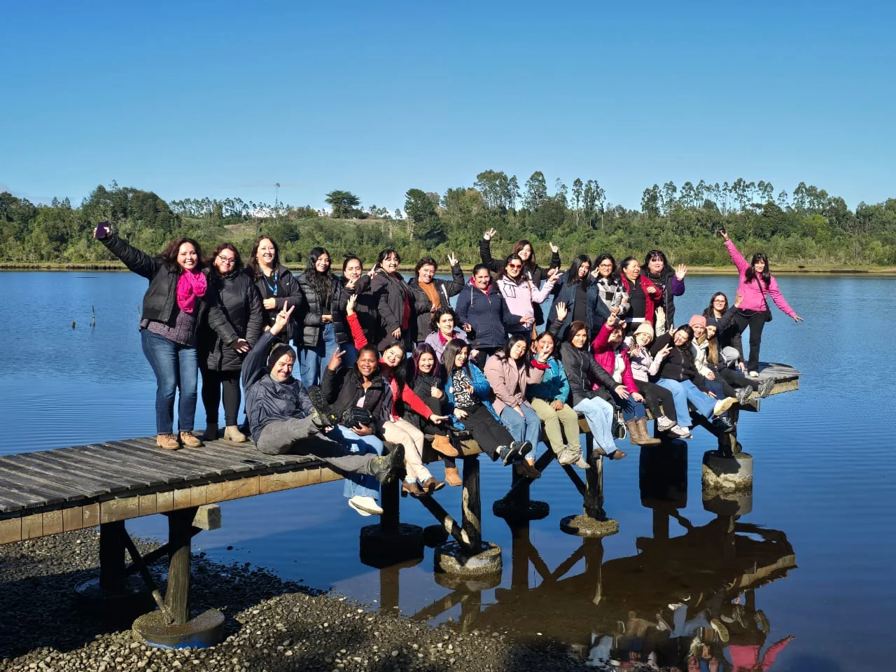 Grupo disfrutando el entorno de Paraíso Wilkeco en Chiloé