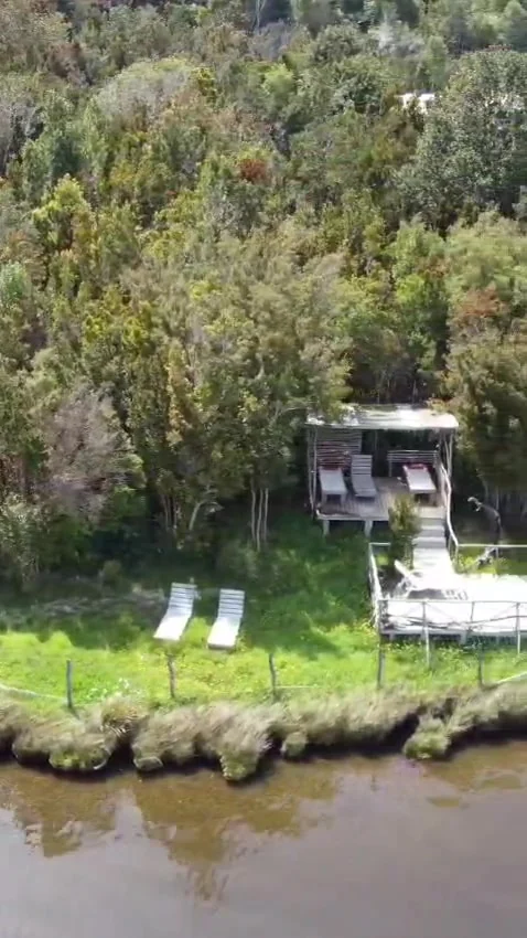Entorno de Paraíso Wilkeco junto al agua en Chiloé