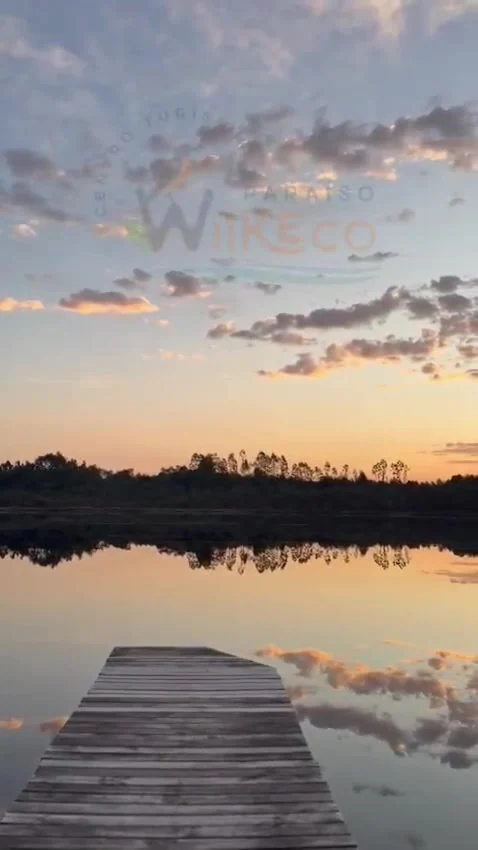 Atardecer junto al muelle en Paraíso Wilkeco, Chiloé
