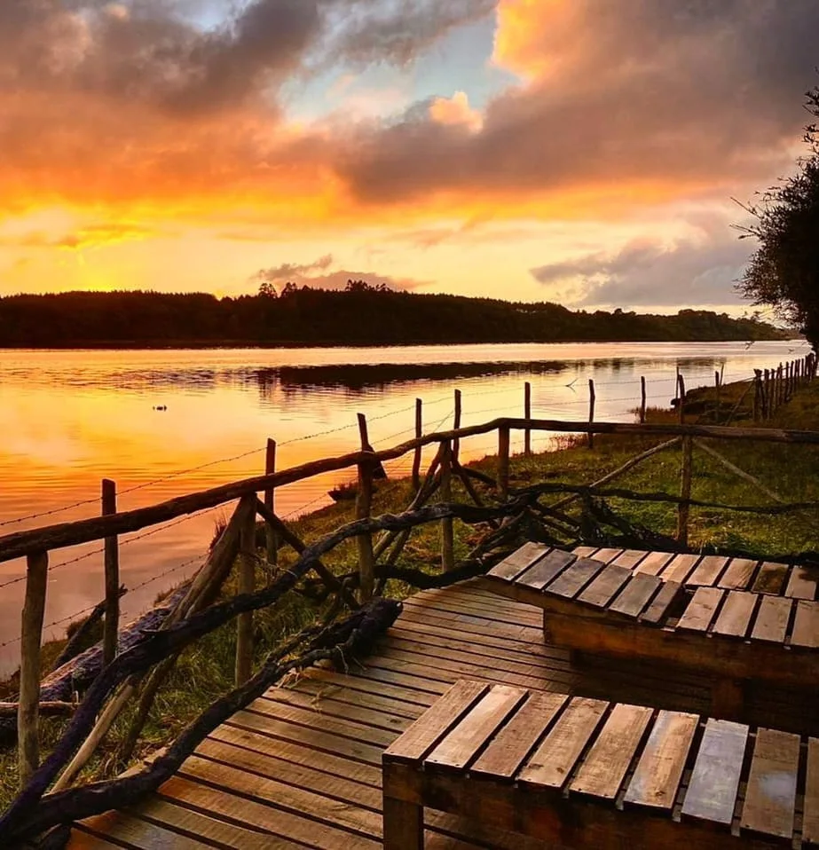 Terraza al atardecer frente al río en Paraíso Wilkeco