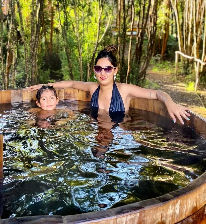 Huéspedes disfrutando una tinaja privada en Paraíso Wilkeco