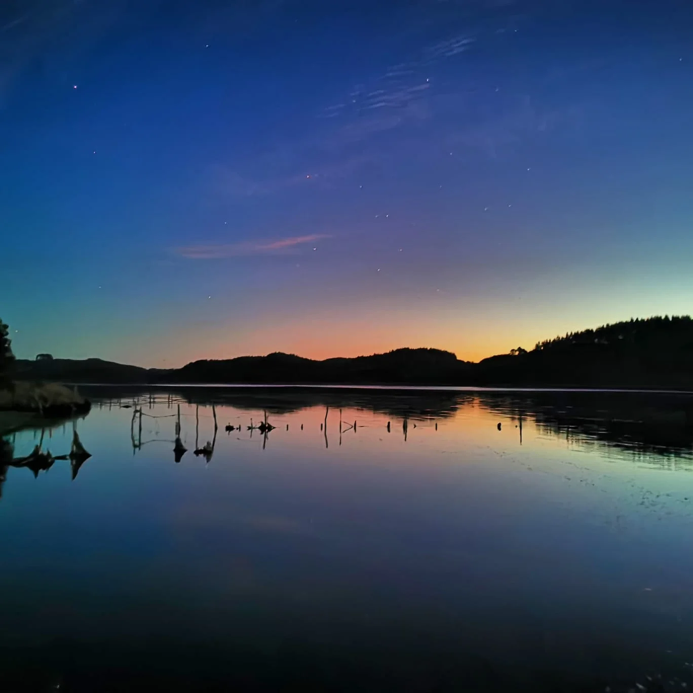 Cielo del anochecer sobre el agua